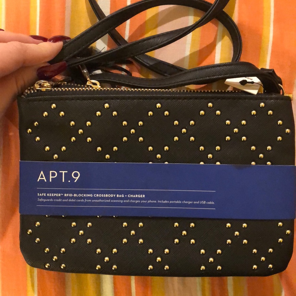 BUILT IN CHARGER PURSE !!!! 🌺🌸🌼